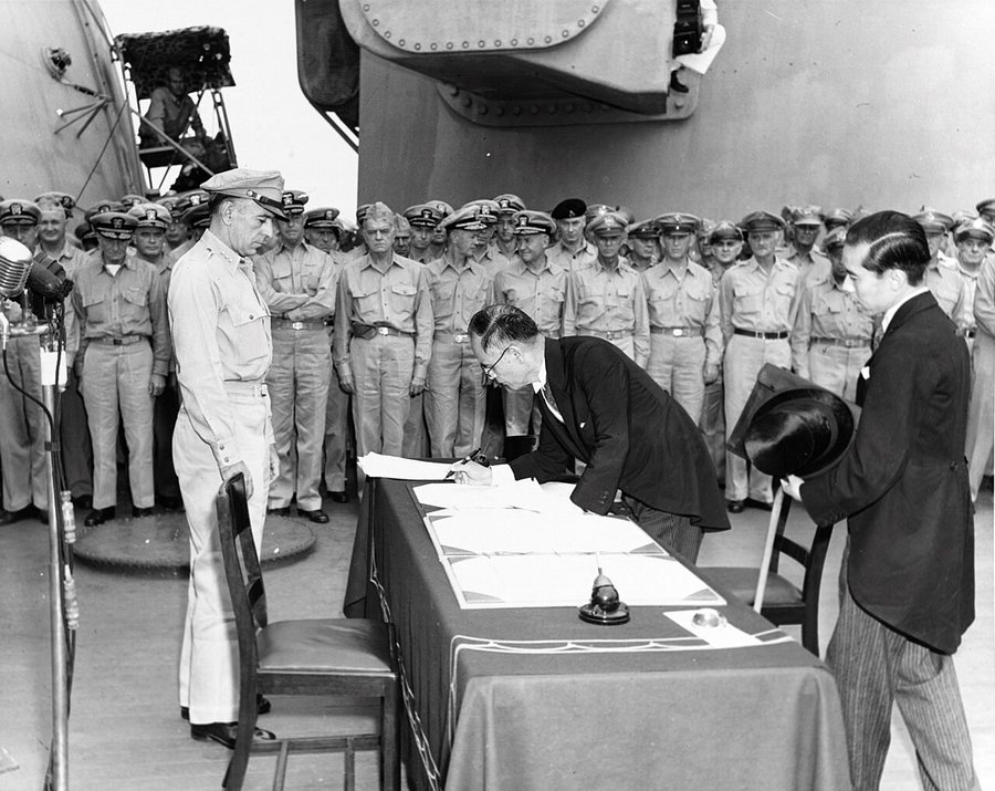 La signature de l’acte de capitulation du Japon, qui met fin à la Seconde Guerre mondiale.